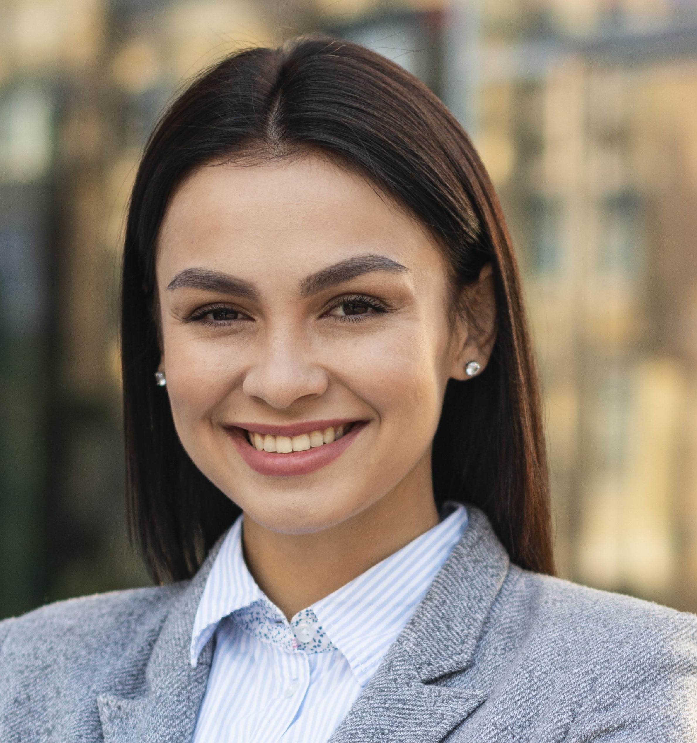 smiley-businesswoman-posing-outdoors-with-arms-crossed-copy-space-min